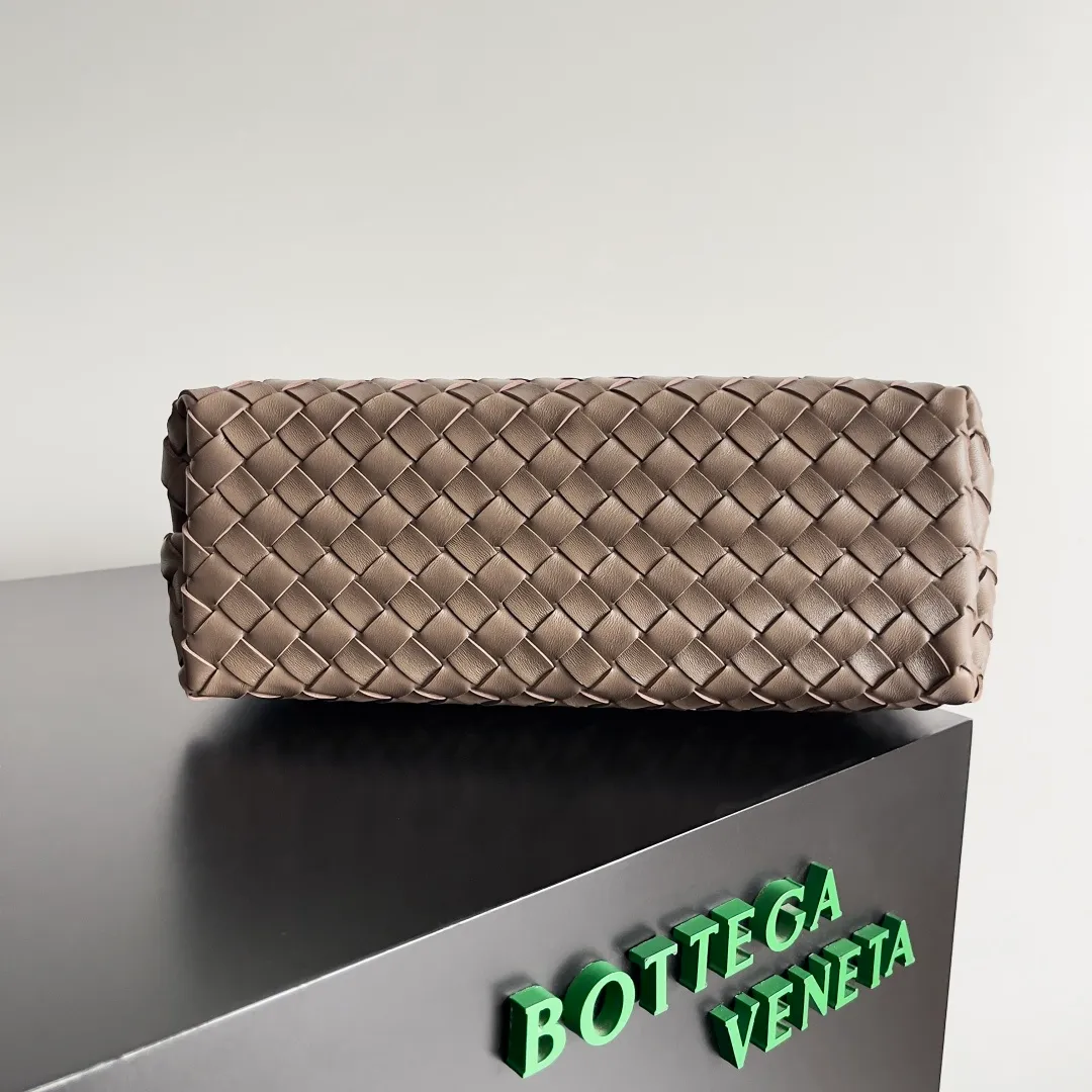 The 2023 new Andiamo batch of 2260 BV has been shipped‼ ️Really popular🔥The new Andiamo woven handbag launched by Bottega Veneta this season is really popular all over the world! ! Celebrities at home and abroad have worn it, and Oscar-winning actress Michelle Yeoh has taken it out on the street. Song Jia, Trai Yara, Yu Feihong, Sanji Ayaka, Rosie Hunting-Whiteley, Yoshioka Riho, etc. have all picked up this bag. It is classic and versatile, showing off its temperament, and the bag capacity is also large, which is very convenient for daily commuting! ! A variety of carrying methods, the shoulder straps can be adjusted by yourself, the original lambskin feels soft and delicate, and the neutral style is made to break gender boundaries and bring a more practical and long-lasting use experience. Andiamo, which has both elegant and casual styles, perfectly interprets the true appearance of "fashionable old money style". Style number: 743572 Size: 32*24*12